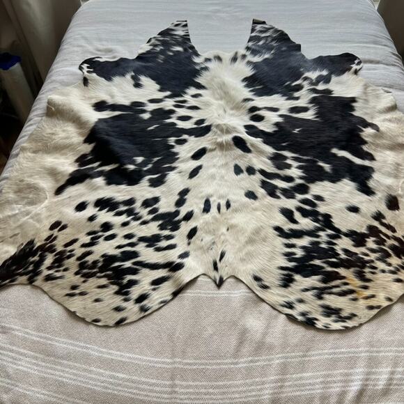 Cowhide Rug Extra Large Black & White Hair on hide 53" X 49" 100% Natural - Picture 1 of 16